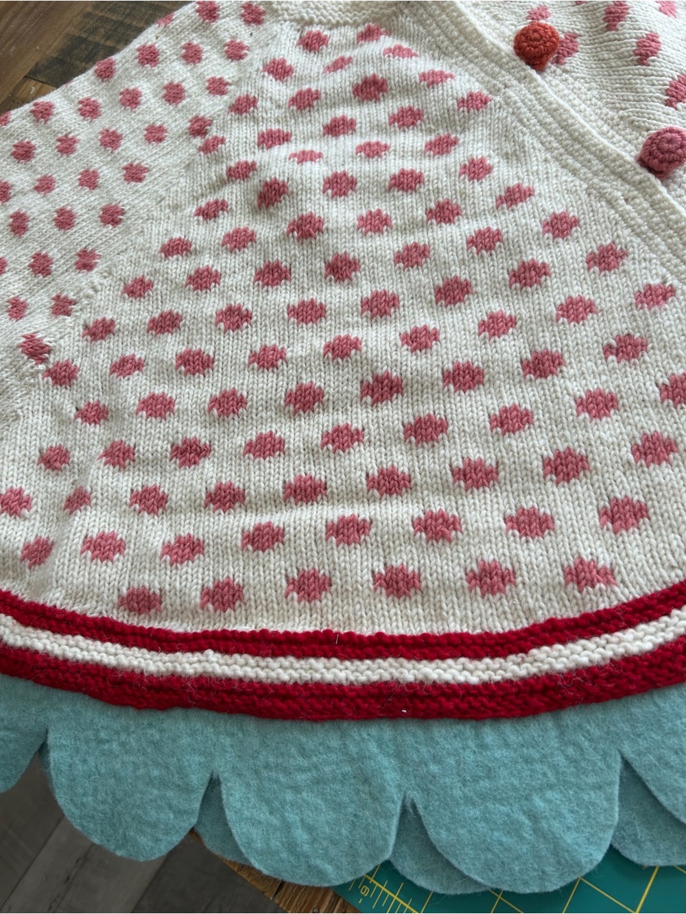 French Knot Holiday Tree Skirt. 100% Wool. New - Picture 6 of 9